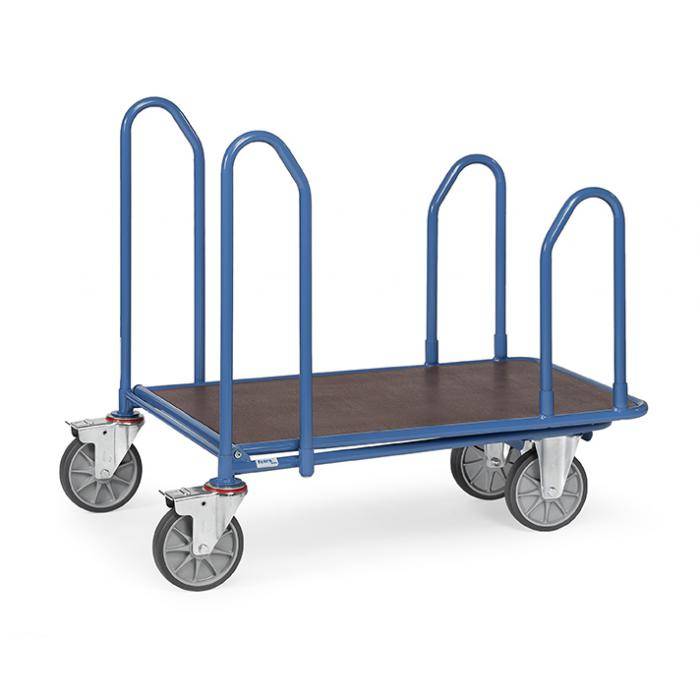 Blauer vierspuriger Plattformwagen mit aufrechten Griffen und einer Holzladefläche, verwendet zum Transportieren schwerer Gegenstände.