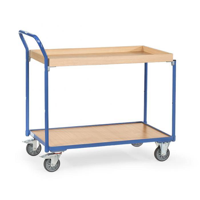 Blauer fahrbarer Utensilienwagen mit Holzregalen oben und unten, vier Lenkrollen und erhöhtem Griff zum Transportieren von Gegenständen.