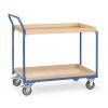 Ein Nutzwagen mit zwei Holzregalen und blauem Metallrahmen, ausgestattet mit vier Rädern und einem Griff, geeignet zum Transport von Gegenständen.