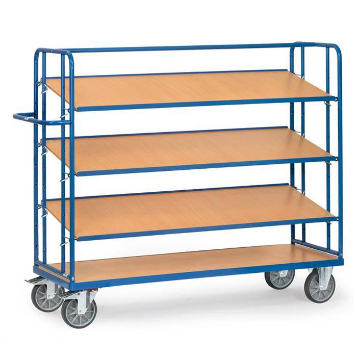 Blauer Metallrollwagen mit vier Holzregalen und Laufrädern auf weißem Hintergrund.