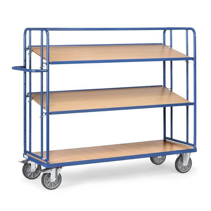 Blauer Metallwagen mit Rollen und drei Holzregalen sowie vier Rädern, vor weißem Hintergrund dargestellt.