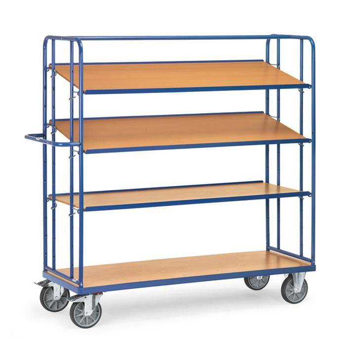 Blauer Metallrolltransportwagen mit vier Holzregalen und Lenkrollen, abgebildet auf weißem Hintergrund.