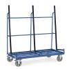 Ein Stahlblech- und Panelwagen in Blau mit vier Rädern, ausgestattet mit aufrechten Stangen zum vertikalen Halten von großen Blechen oder Paneelen.