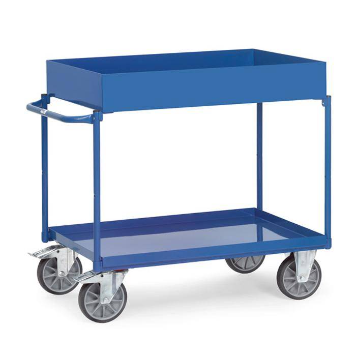 Blauer Metallwagen mit vier Lenkrollen und erhöhten Seitenwänden, verwendet zum Transport von Waren oder Ausrüstung.