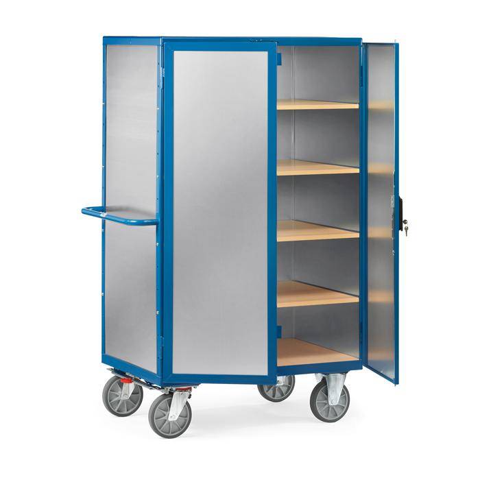 Blauer Industrie-Rollschrank mit offenen Türen, der leere Holzregale auf Lenkrollen zeigt.