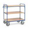 Rollwagen mit drei Holzablage und blauem Metallrahmen, konzipiert zum Transportieren von Gegenständen, mit vier drehbaren Lenkrollen ausgestattet.