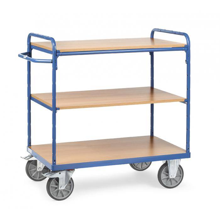 Blauer Metallwagen mit drei Holzregalen und vier drehbaren Lenkrollen auf weißem Hintergrund.
