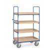 Ein Transportwagen mit blauem Rahmen, vier Holzregalen und vier Rädern, konzipiert zum Transport von Gegenständen in einem Büro- oder Industrieumfeld.