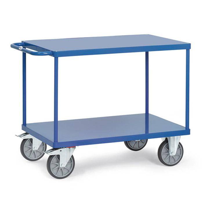 Blauer Industrie-Flachbettkarren mit vier drehbaren Lenkrollen und einem Griff, verwendet zum Transport von Materialien in Lagern oder Werkstätten.