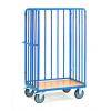 Ein blauer Metallwagen mit Vertikalstangen und einer Holzbasis. Er verfügt über vier Räder für Mobilität und ist zum Transport von Gegenständen ausgelegt.