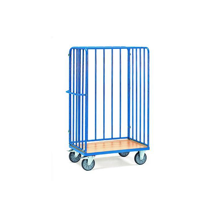 Blauer Metallrollkäfigwagen mit Holzsockel und vier Lenkrollen, isoliert auf weißem Hintergrund dargestellt.