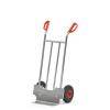 Ein silberner Sackkarre mit roten Griffen und schwarzen Rädern, aufrecht stehend.