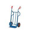 Ein blauer Handwagen mit roten Griffen und schwarzen Rädern, verwendet zum Transportieren schwerer Gegenstände.