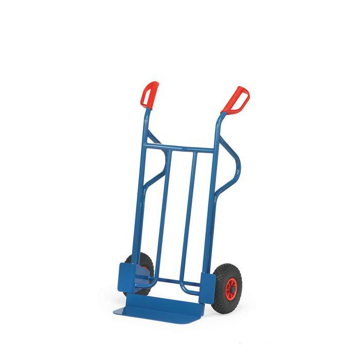 Blauer Handwagen mit roten Griffen und schwarzen Rädern auf weißem Hintergrund.