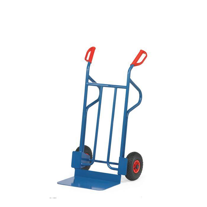 Blauer Handwagen mit roten Griffen und schwarzen Rädern auf weißem Hintergrund.