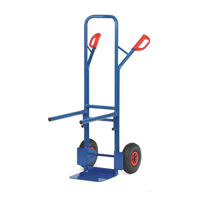 Blauer Handwagen mit roten Griffen und großen Rädern, auf weißem Hintergrund dargestellt.