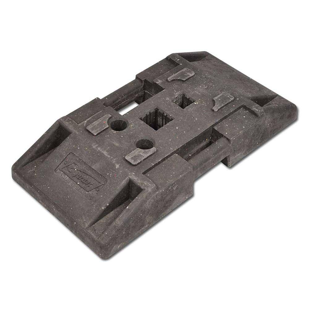 Ein schwarzer, rechteckiger Gummi-Parkplatzstopper mit geneigten Seiten und mehreren Löchern; wird verwendet, um Fahrzeuge daran zu hindern, Grenzen zu überschreiten.