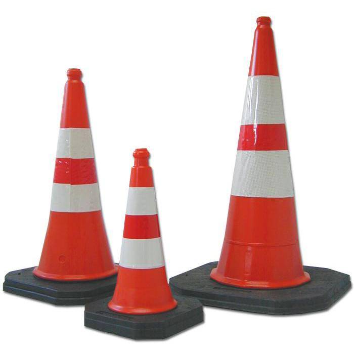 Drei orangefarbene Verkehrskegel mit weißen reflektierenden Streifen auf schwarzen Basen, in verschiedenen Größen vor einem einfachen weißen Hintergrund dargestellt.