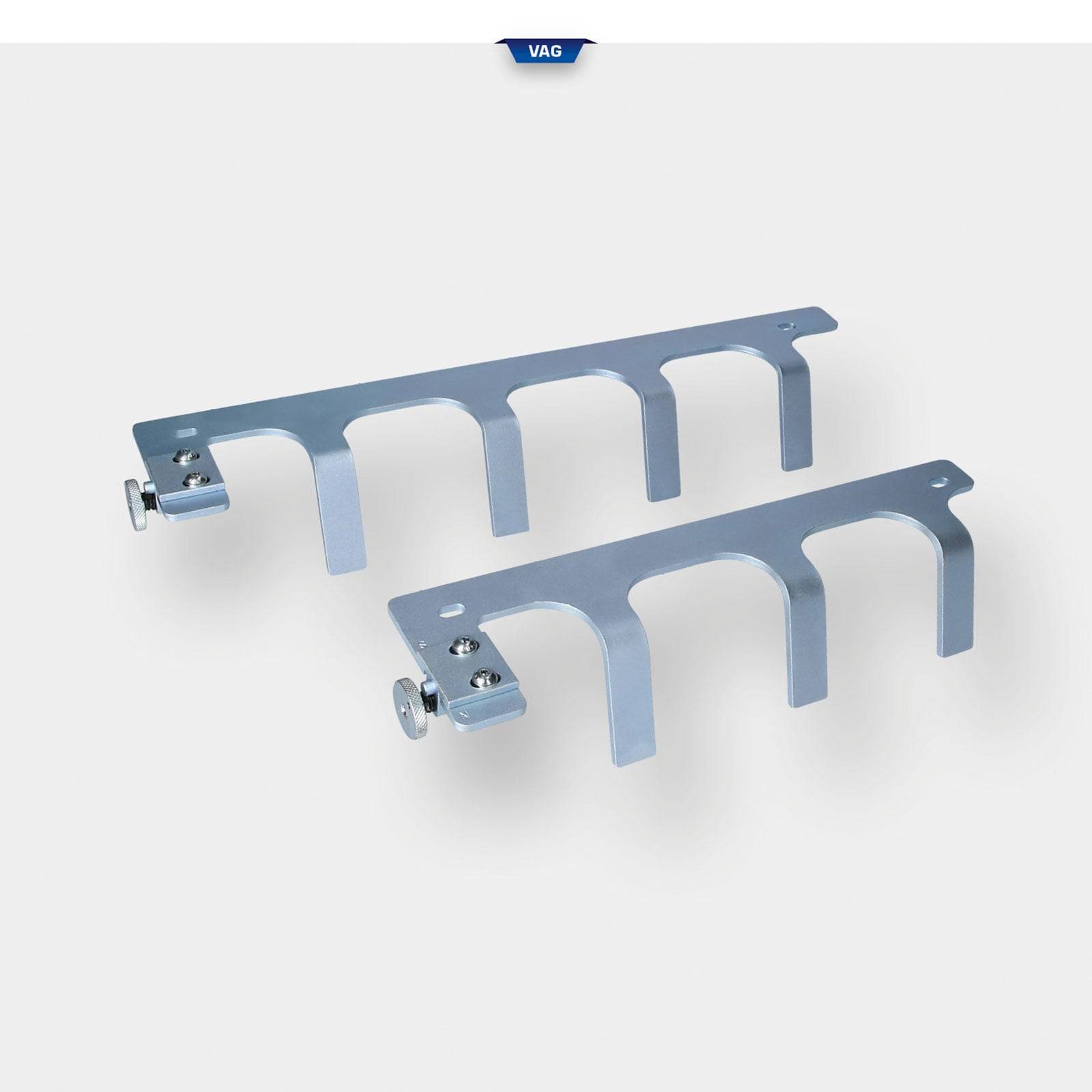 Zwei Metallhalterungen mit verstellbaren Schrauben, entwickelt zum Befestigen von Gegenständen.