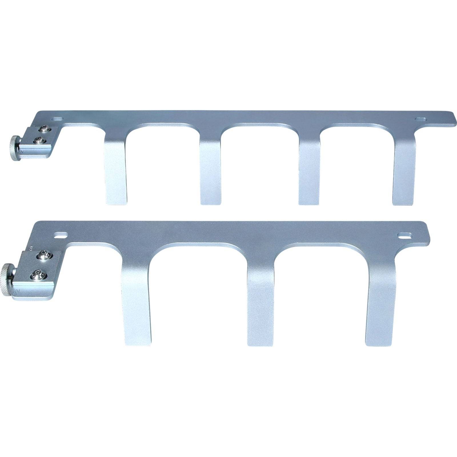 Zwei Metall-Kabelführungsarme mit Schlitzen zur vertikalen Kabelorganisation, vor einem weißen Hintergrund präsentiert.