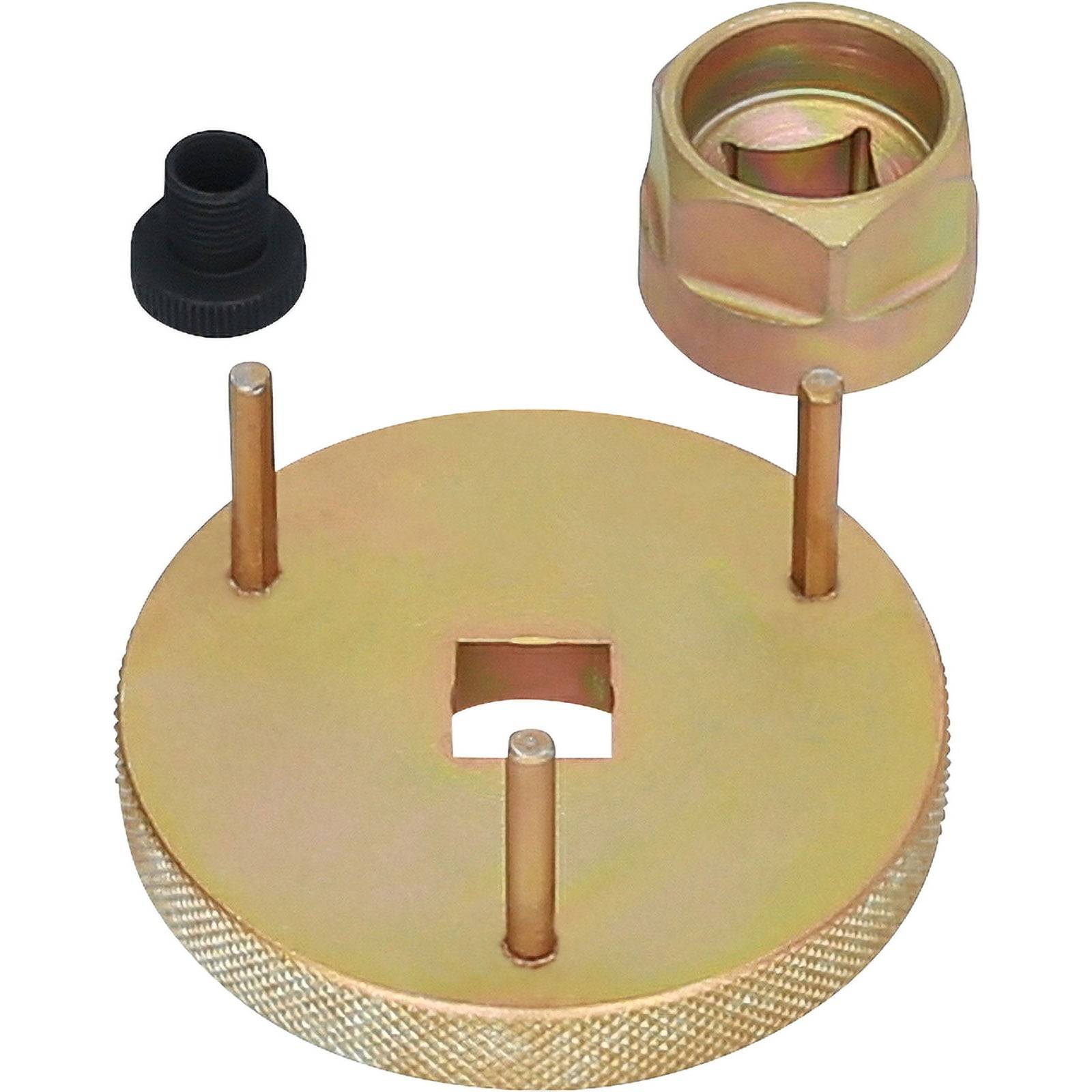 Ein Satz von Autotools, der eine goldene runde Werkzeug mit Zinken, eine kleine schwarze Düse und eine metallische Gewindkappe umfasst.