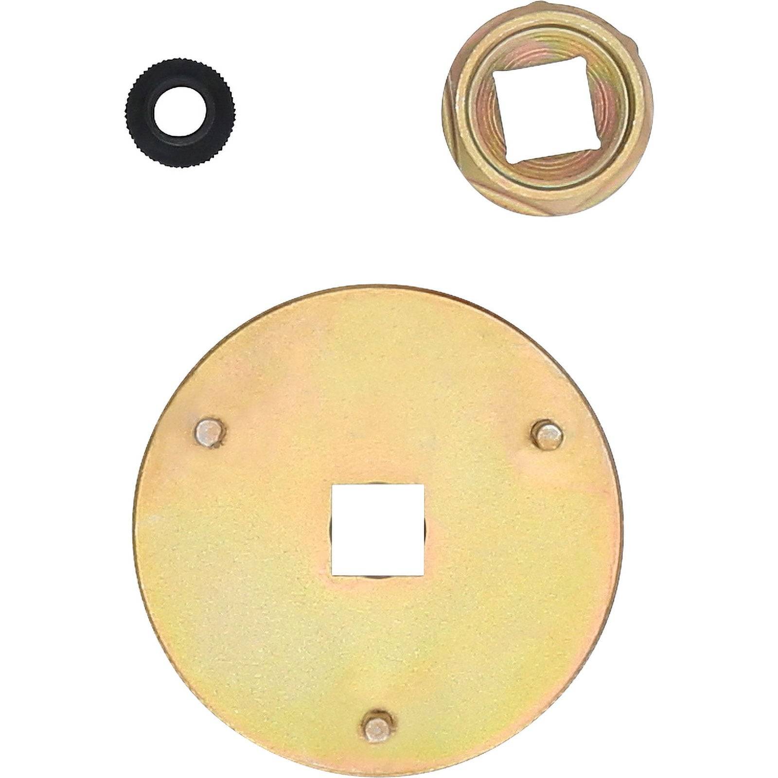 Satz von drei Klempnermuttern und Unterlegscheiben; große Messingunterlage mit quadratischem Loch, kleine Messingmutter und schwarze Gummiunterlegscheibe, auf weißer Oberfläche platziert.