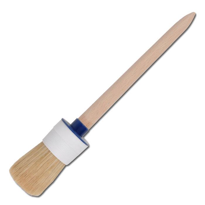 Ein einzelner kleiner Pinsel mit Holzgriff und weißer Zwinge, diagonal auf weißem Hintergrund dargestellt.