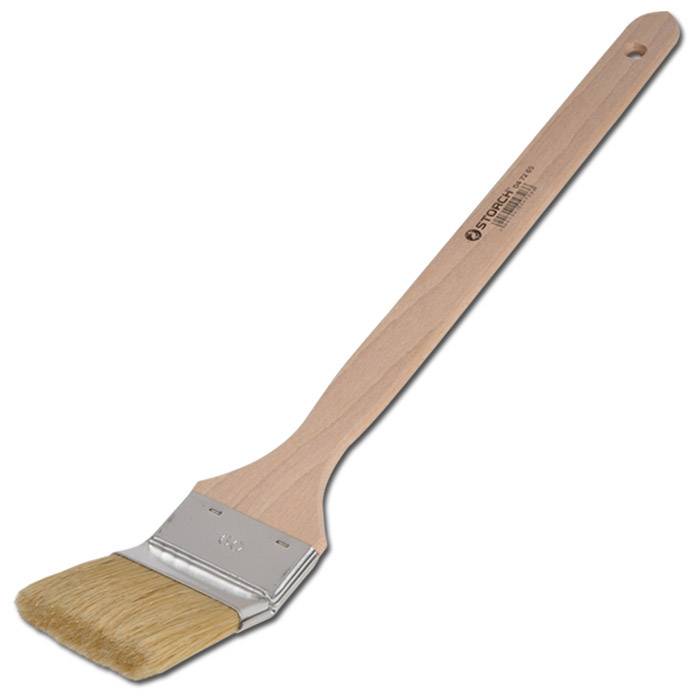 Ein breiter Pinsel mit einem Holzgriff und hellen Borsten auf weißem Hintergrund.