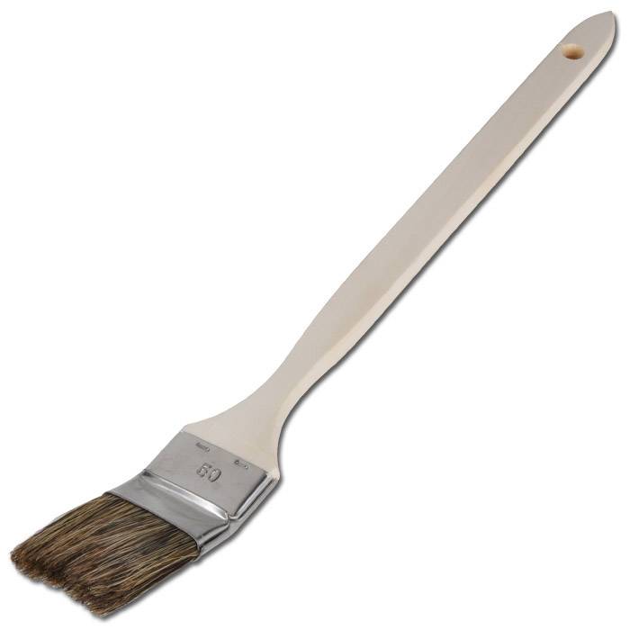 Schräger Pinsel mit beigem Holzgriff und braunen Borsten auf weißem Hintergrund.