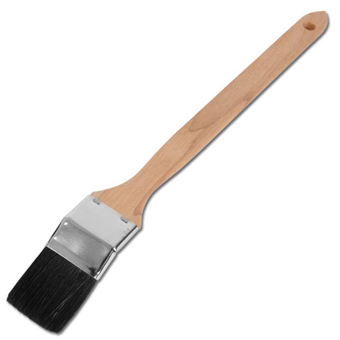 Ein Pinsel mit Holzgriff, Metallzwinge und schwarzen Borsten auf weißem Hintergrund.