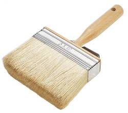 Ein breiter, flacher Pinsel mit hölzernem Griff, mit Borsten, die sich für das Auftragen breiter Pinselstriche eignen.