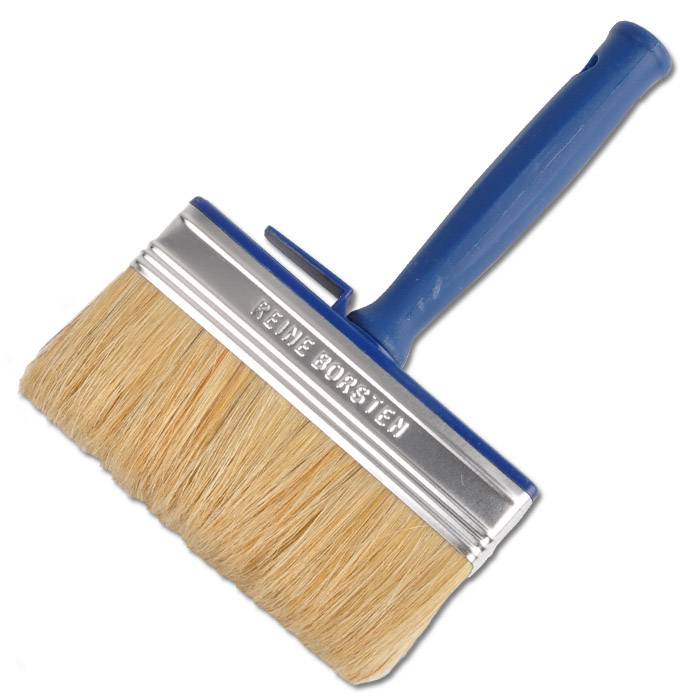 Ein Pinsel mit blauem Griff und beigen Borsten, dargestellt auf weißem Hintergrund.