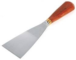 Ein Metallspatel mit einer breiten rechteckigen Klinge und einem Holzgriff, der gewinkelt ist zum Anheben oder Wenden von Gegenständen auf einer flachen Oberfläche.