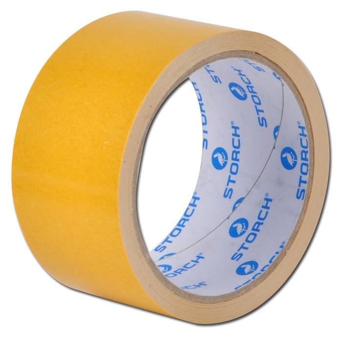Gelbes Klebeband auf Rolle mit Papierkern auf weißem Hintergrund.