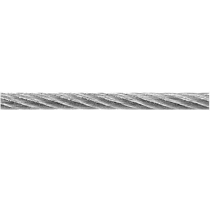 Nahaufnahme eines verdrehten Metallkabels oder Seils, das sich horizontal über einen leeren weißen Hintergrund erstreckt.