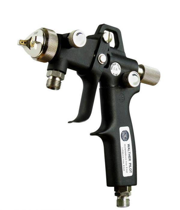Schwarze Sprühfarbpistole mit metallischer Düse und Abzug auf weißem Hintergrund.