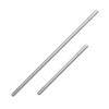 Zwei gerade, silberne, metallische Strohhalme verschiedener Längen auf weißem Hintergrund.