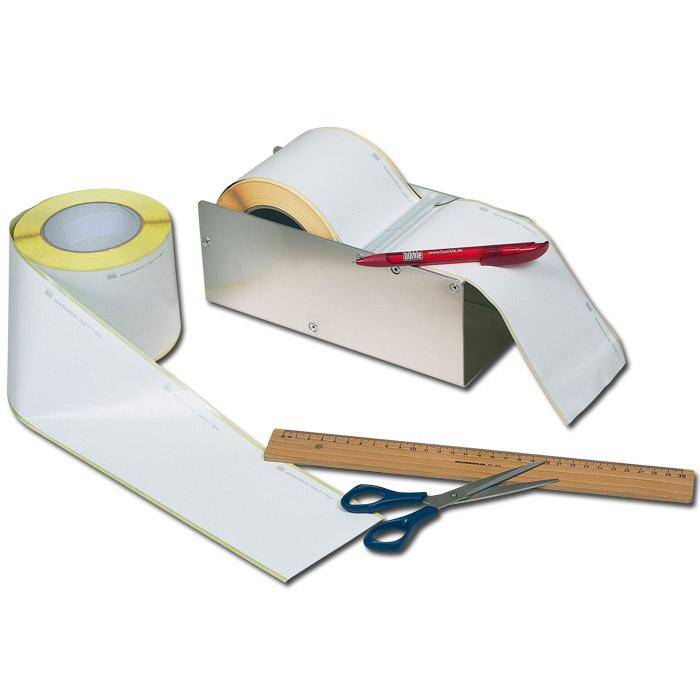 Rolle selbstklebenden Papiers in einem Spender mit Schere, Lineal und Stift, zeigt Werkzeuge zum Messen und Schneiden von Material.