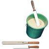 Eimer mit Farbe und zwei Spachteln; eine im Farbeimer, die andere liegt daneben.