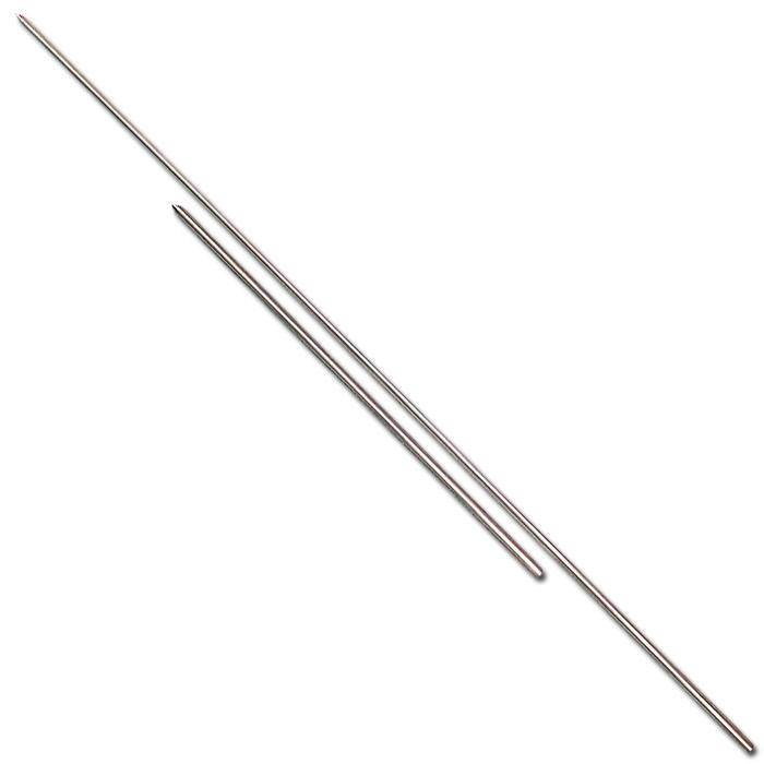 Zwei Metallstricknadeln diagonal überkreuzt auf weißem Hintergrund.