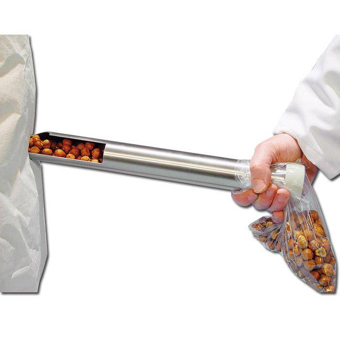 Medizinisches Verfahren, das einen Schlauch zeigt, der in den Bauch einer Person eingeführt wird, wobei geerntete Steine oder Pellets in einen Kunststoffbeutel austreten.