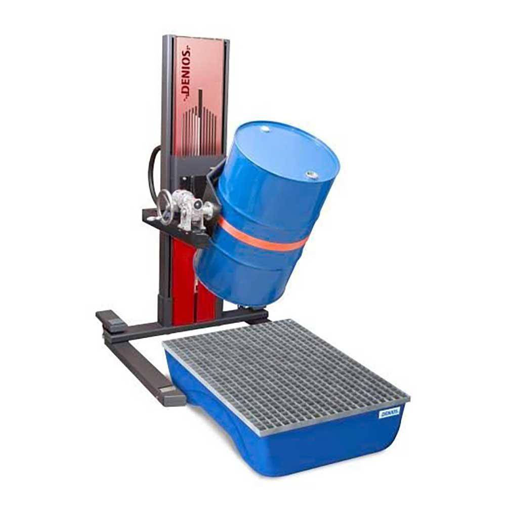Industrielle Fasstragemaschine mit blauem Fass, das über einer Gitterplattform zum Auffangen von Verschüttungen gekippt ist, zum Ablassen oder Handling von Flüssigkeiten.