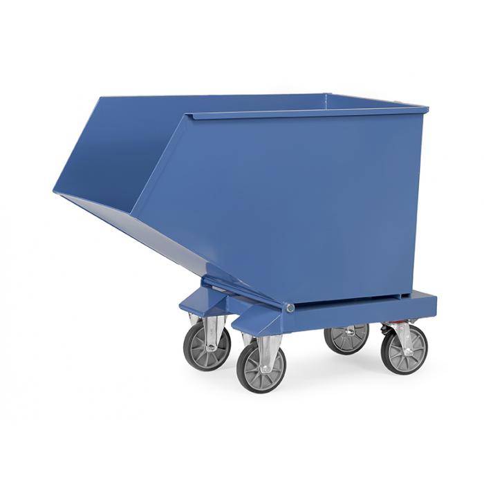 Blauer Industrie-Müllcontainer mit Rädern oder Kipptransporter mit geneigter Vorderseite und vier Lenkrollen, dargestellt auf weißem Hintergrund.