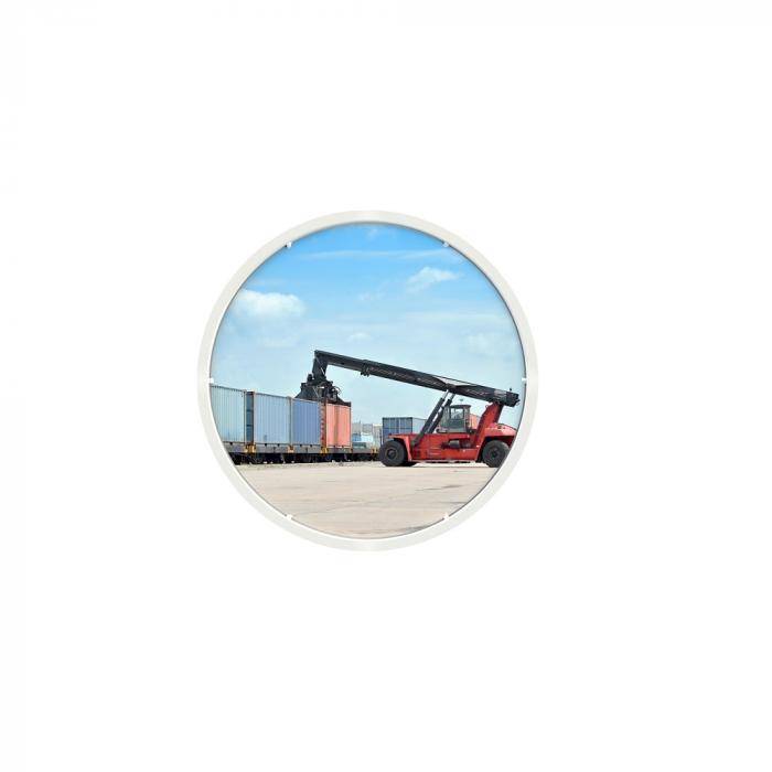 Roter Reach-Stacker hebt einen Schiffscontainer auf einem Hafengelände unter blauem Himmel an.