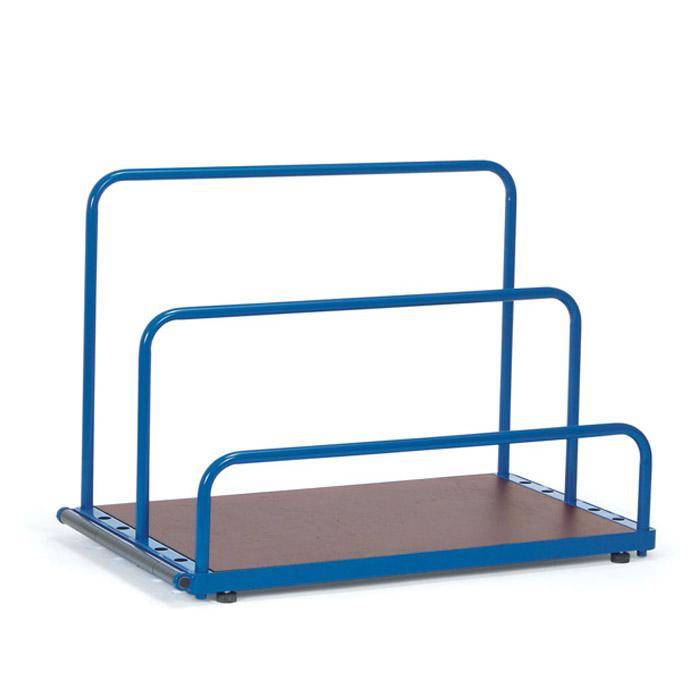 Blauer Metallrollwagen mit drei horizontalen Schienen um eine braune Holzplattform auf weißem Hintergrund.