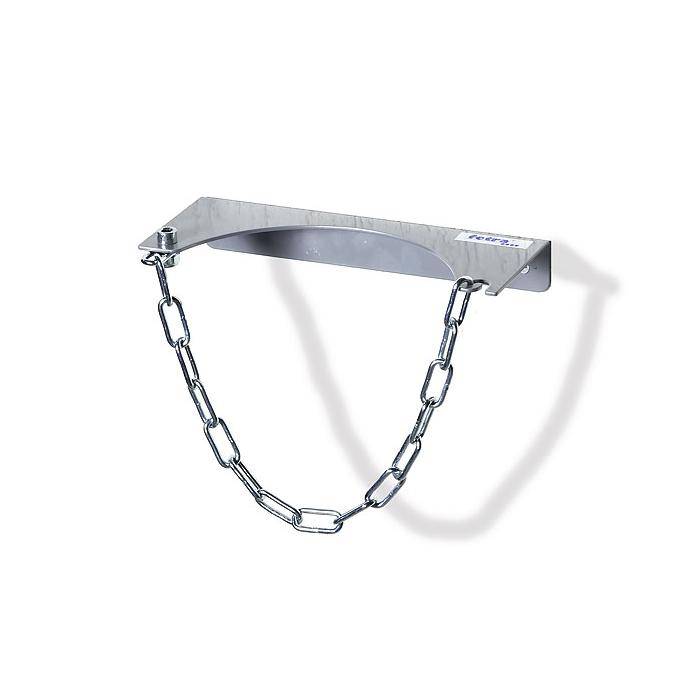 Metallische wandmontierte Kettenhängerbefestigung mit einer unter ihr aufgehängten Sicherheitskette auf weißem Hintergrund.