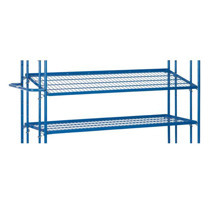 Blaues Metallregal mit zwei Drahtablagen und Seitenschienen auf weißem Hintergrund.