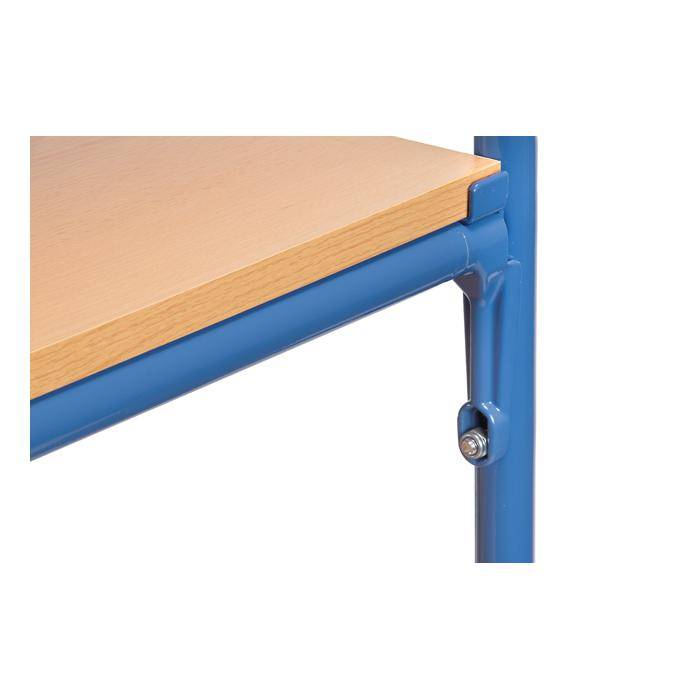 Nahaufnahme eines blauen Metallschreibtischrahmens mit einer Tischplatte aus hellem Holz in der Ecke, die die Verbindung und die Halterungsklammer zeigt.
