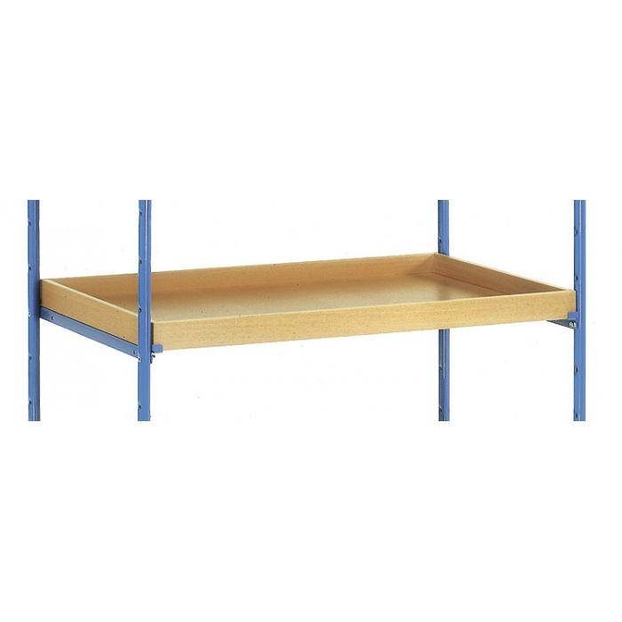 Ein einfaches Lagerregal mit einer beigen Plattform, die von vier blauen Metallpfosten gestützt wird, vor einem weißen Hintergrund.