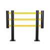 Eine gelb-schwarze Schutzschranke mit drei horizontalen Schienen, die von vertikalen Pfosten getragen werden und häufig in Industrieanlagen zum Schutz verwendet wird.